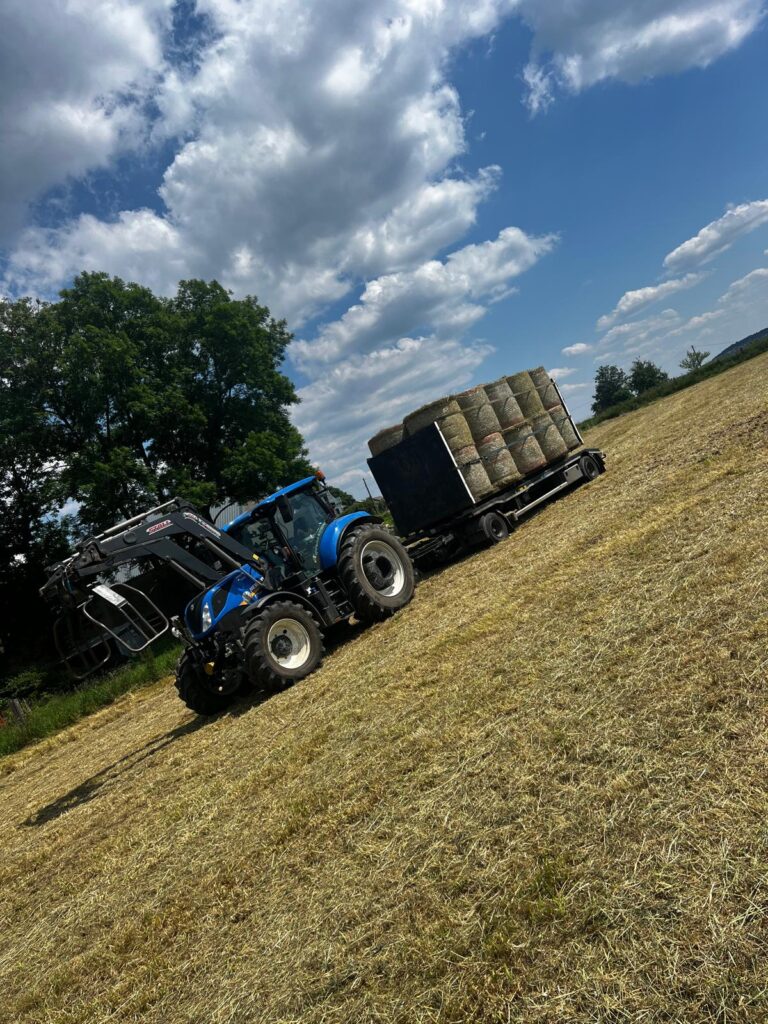 Traktor während der Heuernte